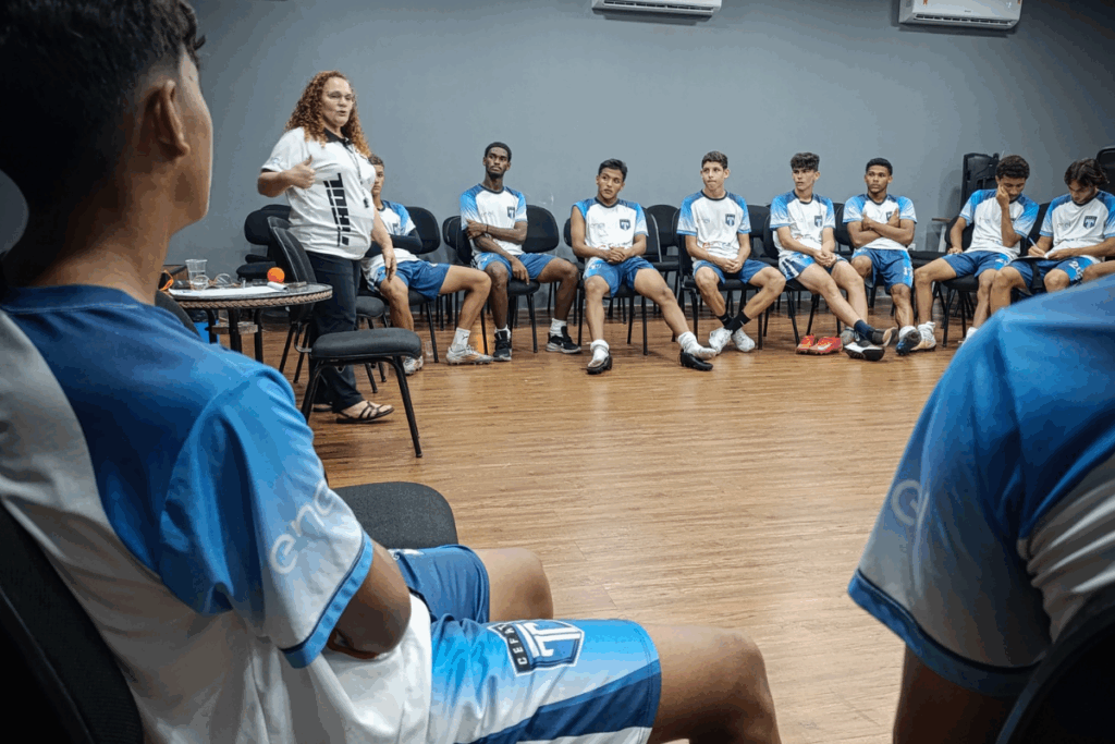 Psicóloga do Tirol realiza atividades com a base do clube